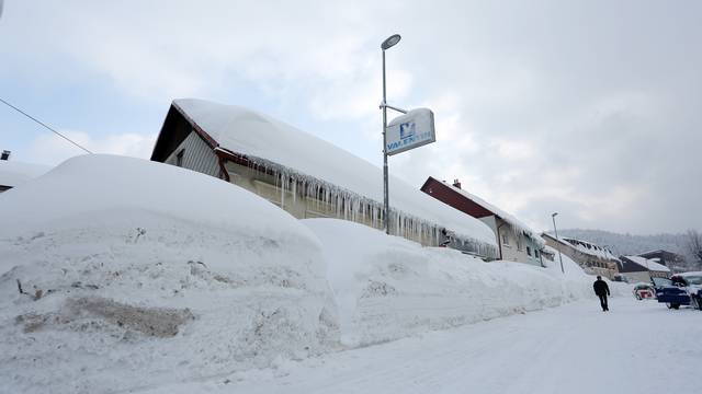 Civilna zaštita skidala nanose snijega s krovova u Ravnoj Gori