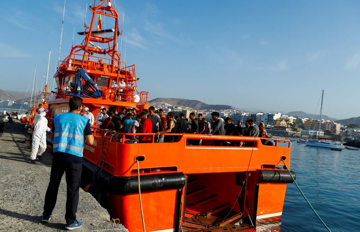 Italija dopustila humanitarnom brodu s 800 migranata da pristane u njihovu luku