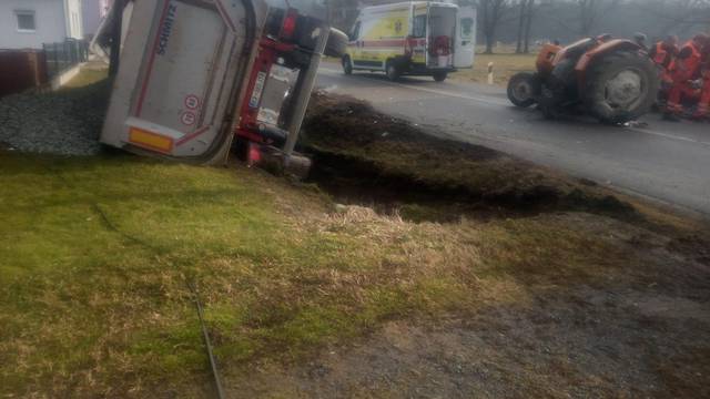 Sudarili se kamion i traktor: Jedan čovjek prevezen u bolnicu