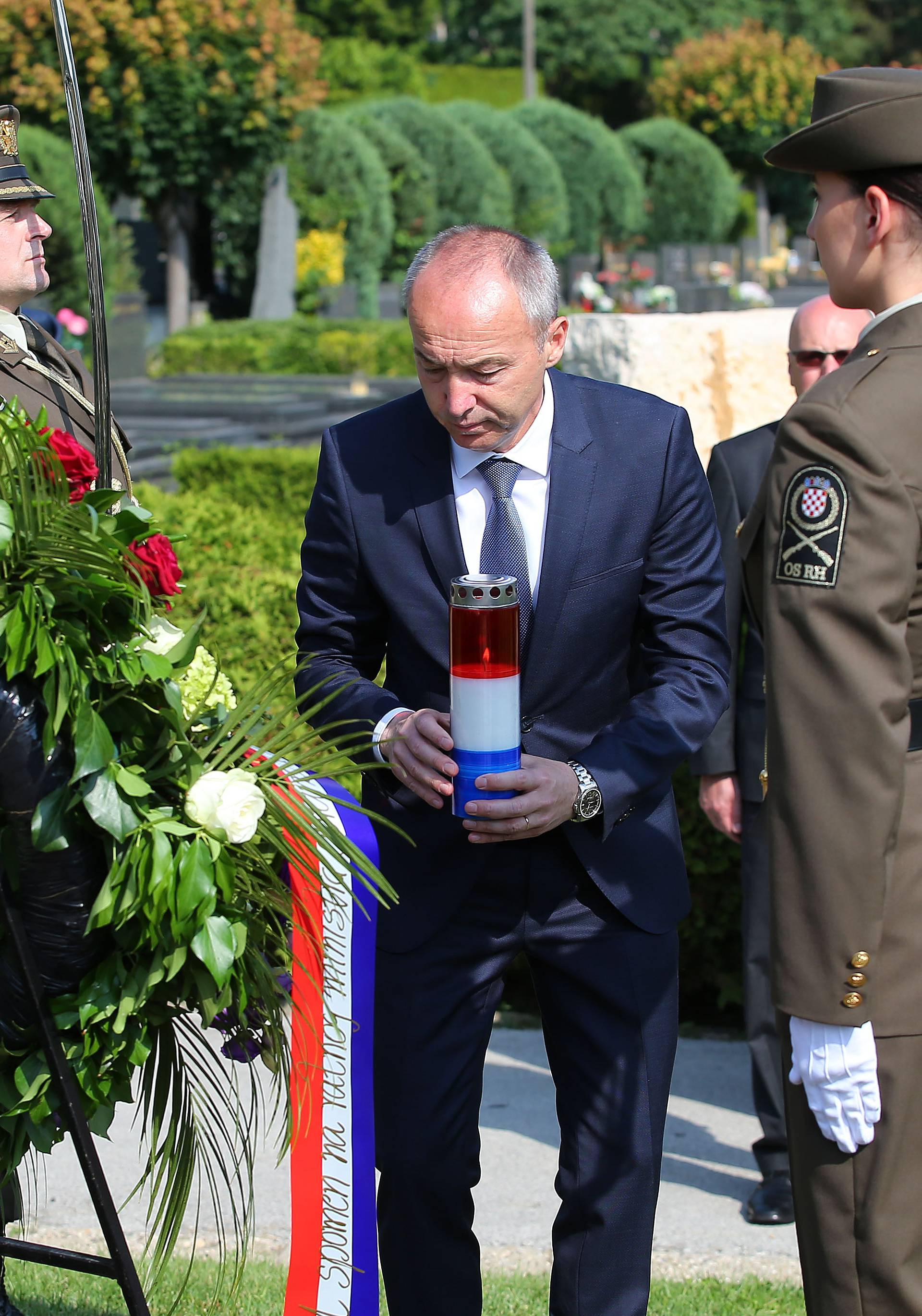 Na Mirogoju položili vijence na grobove Tuđmana, Stipetića...