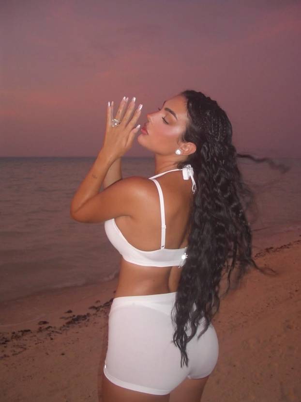 Georgina nakon zaruka uživa na plaži: U bijeloj je kombinaciji pokazala svoje bujne atribute...