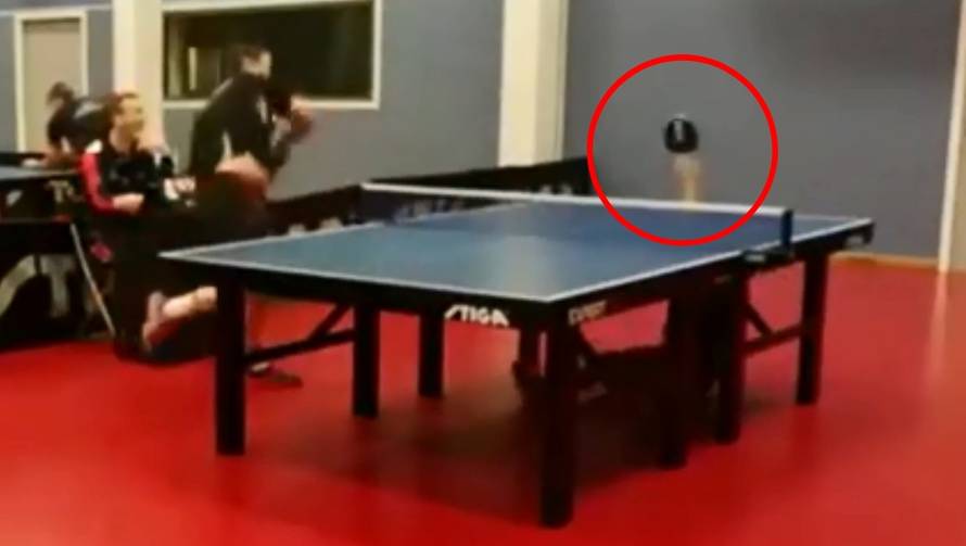 Najluđi potez ikad! Klinac bio ispod stola, ali osvojio poen...