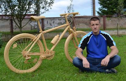 Uživa u svom hobiju: Složio je repliku bicikla od 31.980 šibica