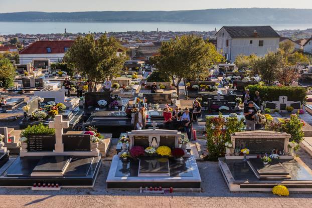 Kaštel Stari: Groblje Sv. Nikole i misa povodom blagdana Svih svetih