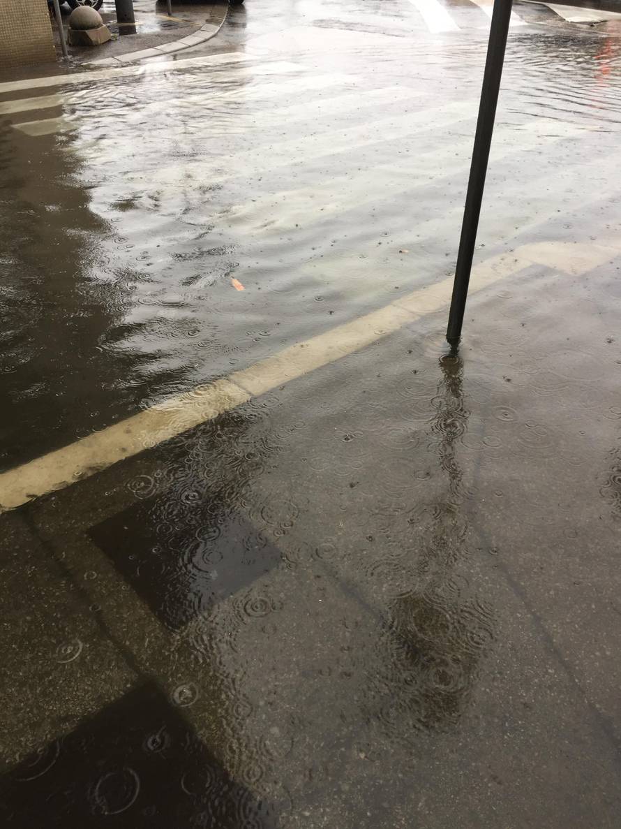 Rijeka u poplavi, ljudi do posla putuju daskom za surfanje