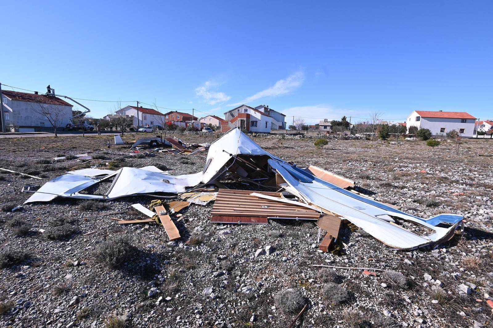 Novo Mjesto kod Benkovca pogodilo olujno nevrijeme, veliki broj kuća ostao bez krova
