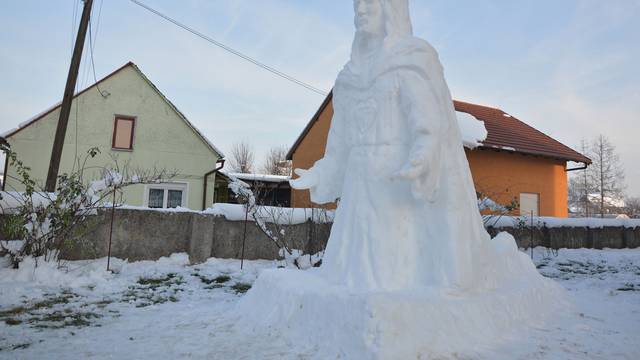 Orubica: U dvoriÅ¡tu Å¾upne crkve osvanuo snjegoviÄ u obliku Isusa