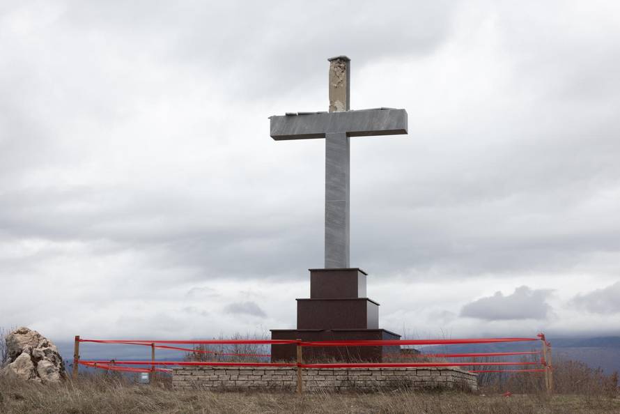 Trilj: Uslijed udara groma oštećen križ na lokalitetu Bila Glavica