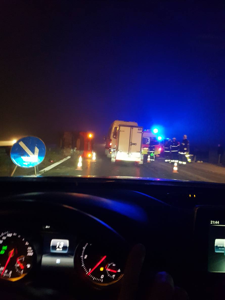 Dvoje putnika i vozač ozlijeđeni u nesreći kod shopping centra