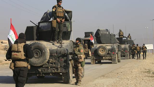 Counter-terrorism service (CTS) troops advance towards Ghozlani military complex, south of Mosul