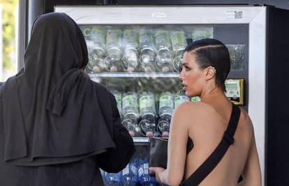 Bianca Censori i Kanye u šetnji u Italiji opet iznenadili odabirom odjeće: Ona izašla gotovo gola