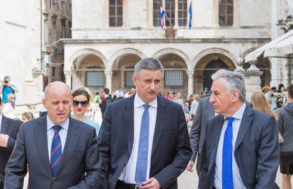 Karamarko: Šešelj ima krvave ruke, a svima se smijulji u facu