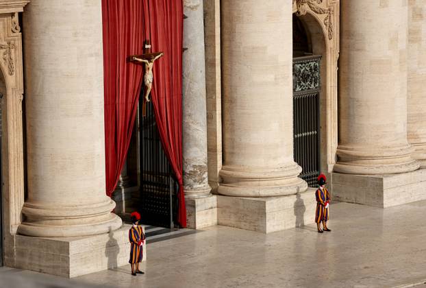 Rim: Brojni vjernici na Trgu sv. Petra čekaju procesiju s tijelom pape Franje