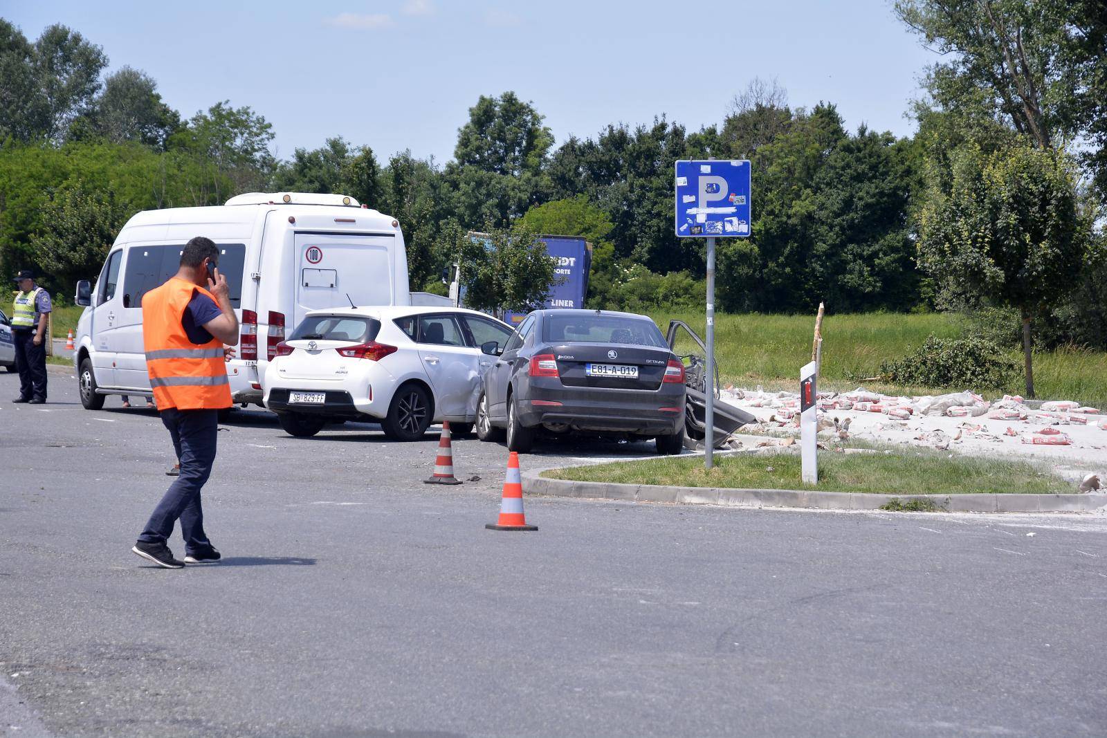 Kamion naletio na grupu ljudi na autocesti izmeÄu Novske i OkuÄana, dvije osobe poginule