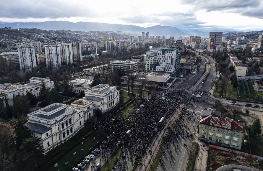 Sarajevo: Pogled iz zraka na okupljene u prosvjedu nakon stravične tramvajske nesreće