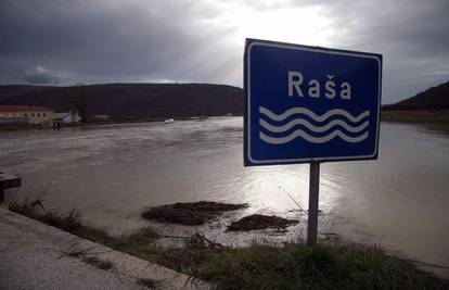 Pet obitelji evakuirali zbog snažne navale bujice u Raši