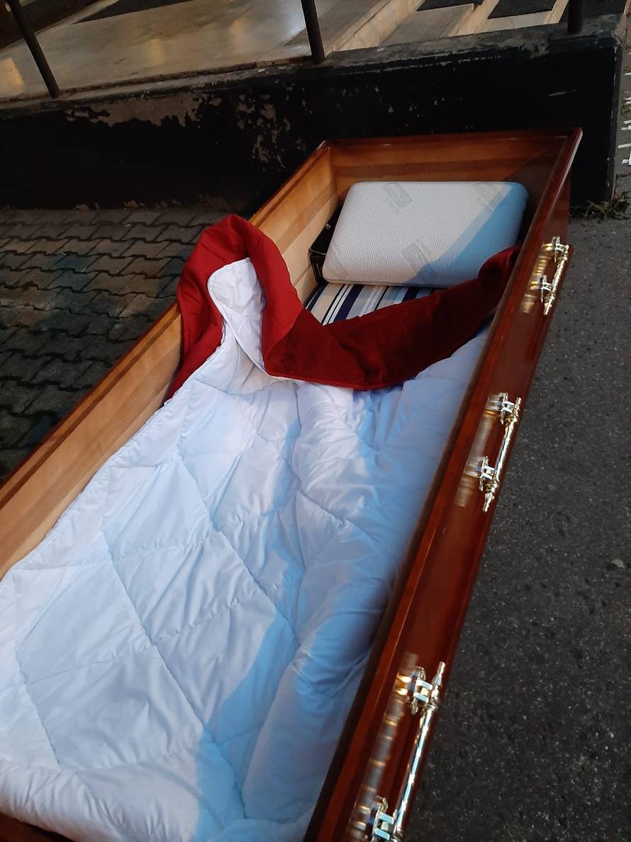 Obrtnik koji štrajka u Zagrebu proveo je noć u lijesu ispred Ministarstva: 'Ostajem ovdje'