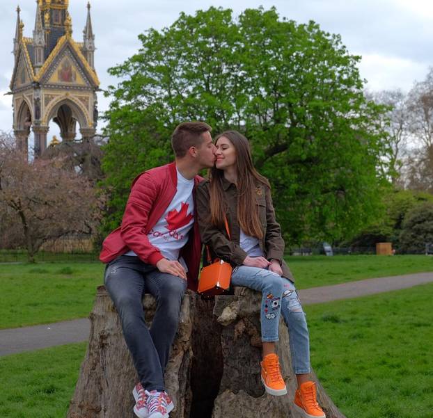 FOTO 'Vatreni' nosi njenu fotku na svakoj utakmici. Prohodali su kao tinejdžeri i isti dan slave