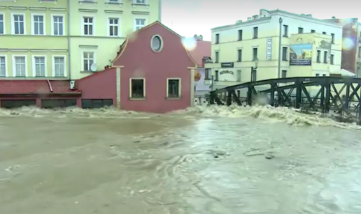 Nevjerojatne snimke! U Poljskoj ogromne poplave, voda se digla do 1. katova stambenih zgrada!