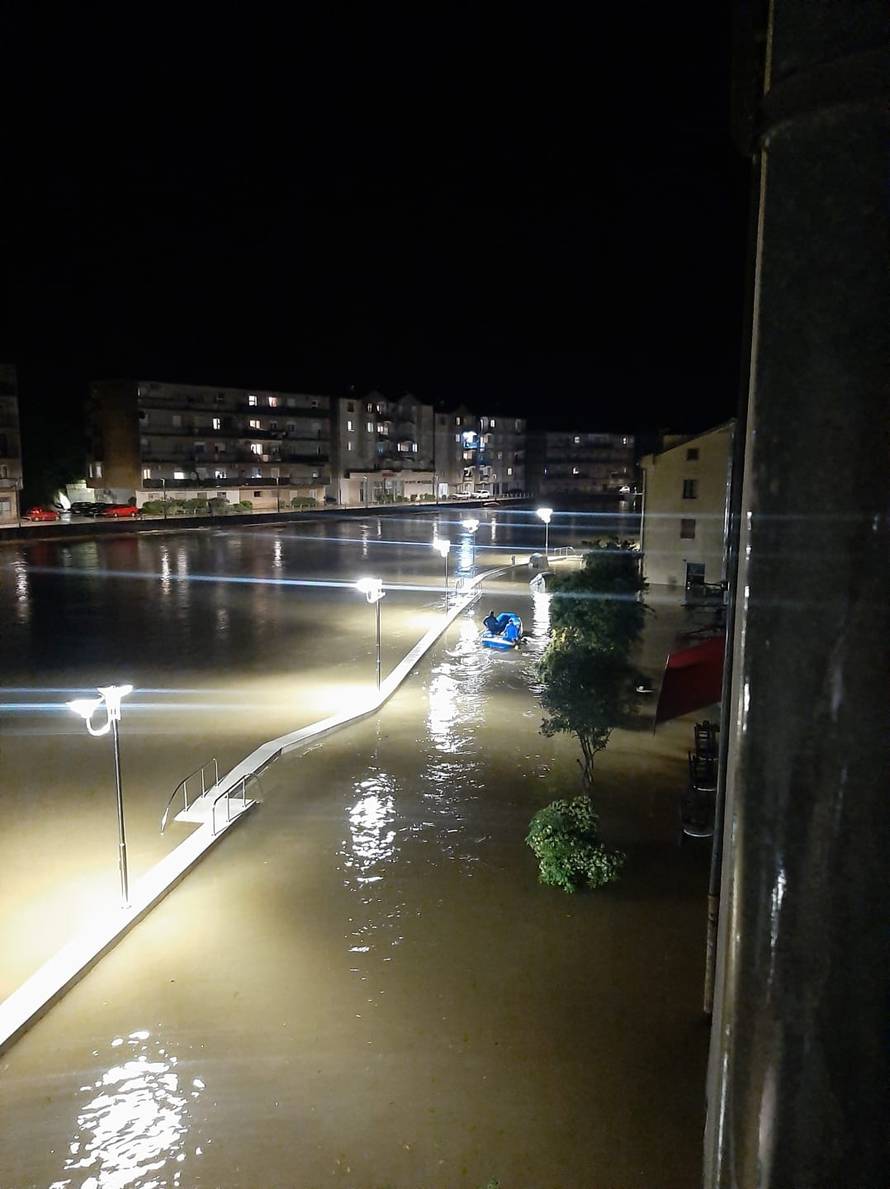Izlila se Zrmanja u Obrovcu: 'Mještani postavljaju vreće s pijeskom, uz rijeku je kaos'