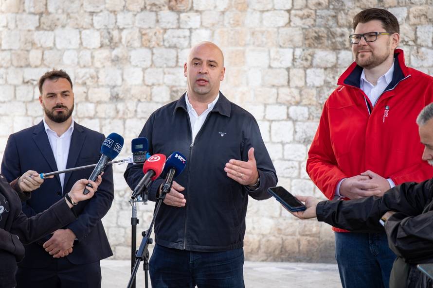 Dubrovnik: Peđa Grbina na konferenciju pružio podršku kandidaturi Ivana Tropana