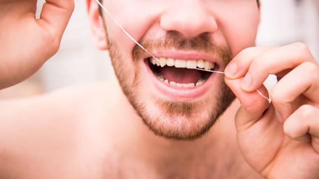 Što se događa u vašim ustima ako ne koristite zubni konac?