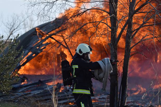 Å ibenik: U potpunosti izgorio Hangar - prostor u vojarni za koncerte i zabavne manifestacije