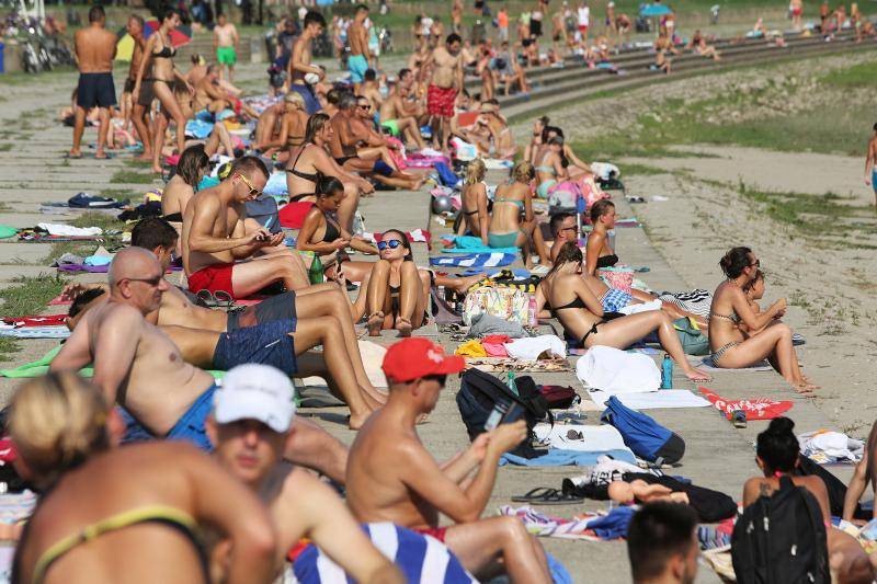 Ma koje Zrće: 'Copacabana' u Osijeku krcata je seksepilom