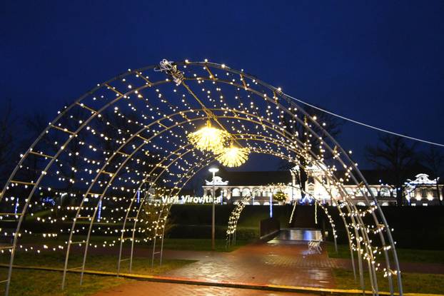 Virovitica: Središte grada sjaji  u blagdanskom ozračju jer traje manifestacija Advent u Virovitici