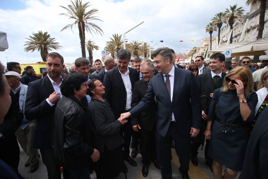 Kerum kao Papa pratio misu s prozora, stigao je i Plenković
