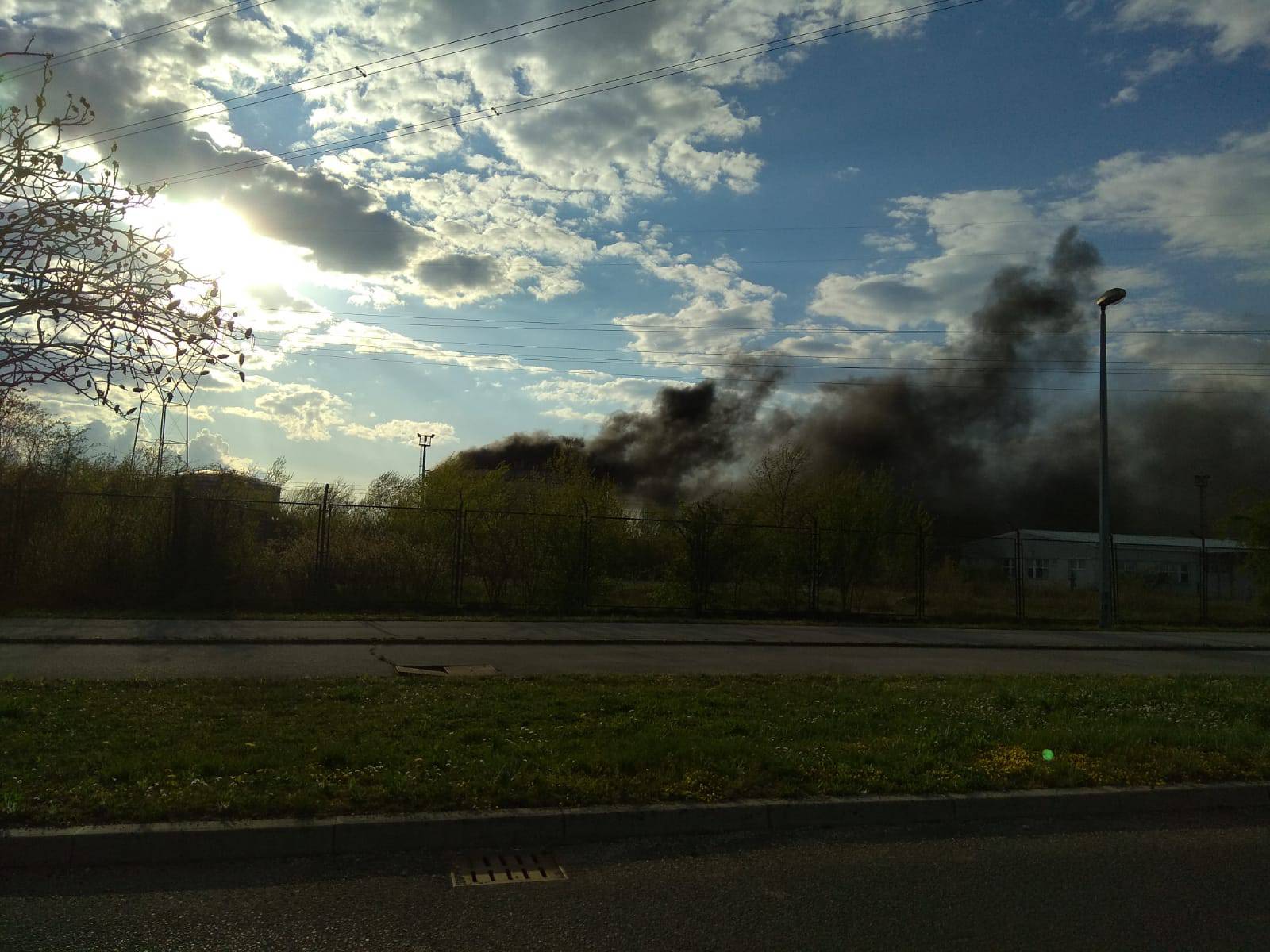 Crni dim nad Zagrebom: Gori rezervoar, nitko nije ozlijeđen