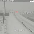 Snijeg pada u Lici, Sveti Rok je potpuno zatvoren za promet, kamioni ne mogu za Dalmaciju