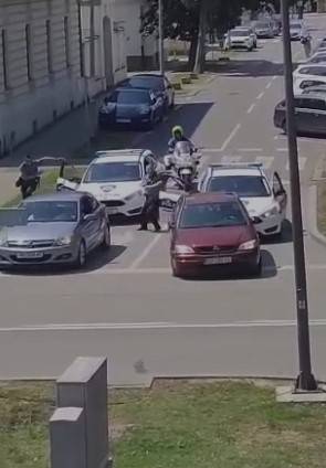 VIDEO POTJERE Vukovarka je oštetila pet auta, ulaz u bolnicu i lakše ozlijedila dva policajca