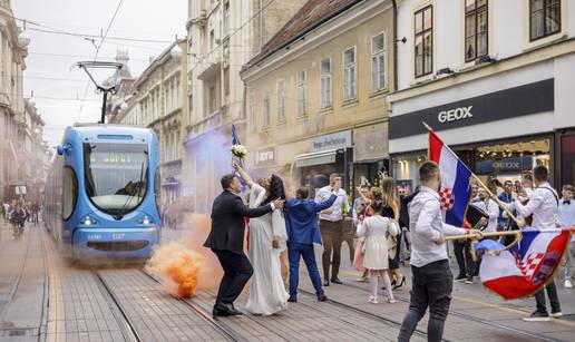 FOTO Zastave, baklje i dobro raspoloženje: Veseli svatovi su nakratko prekinuli promet u Ilici