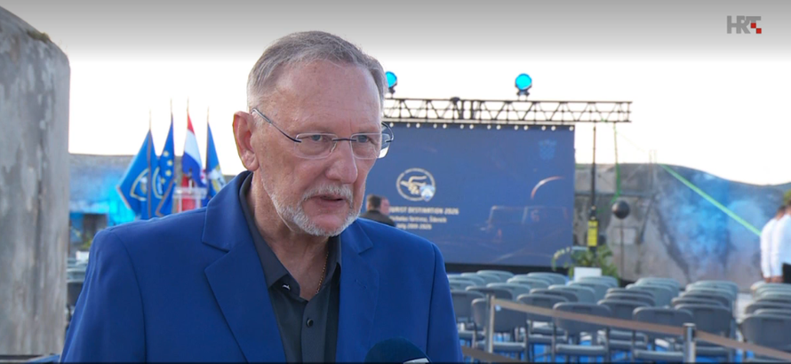 Kakav modni iskorak ministra! Davor Božinović pojavio se u odvažnom plavom sakou
