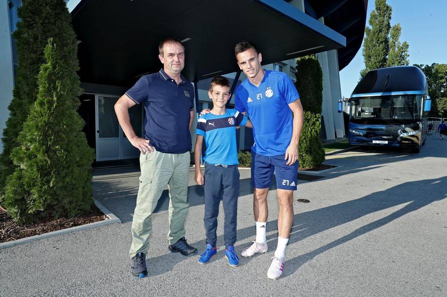 Dinamovi igrači navijaču koji je spasio ulaznice darovali dres