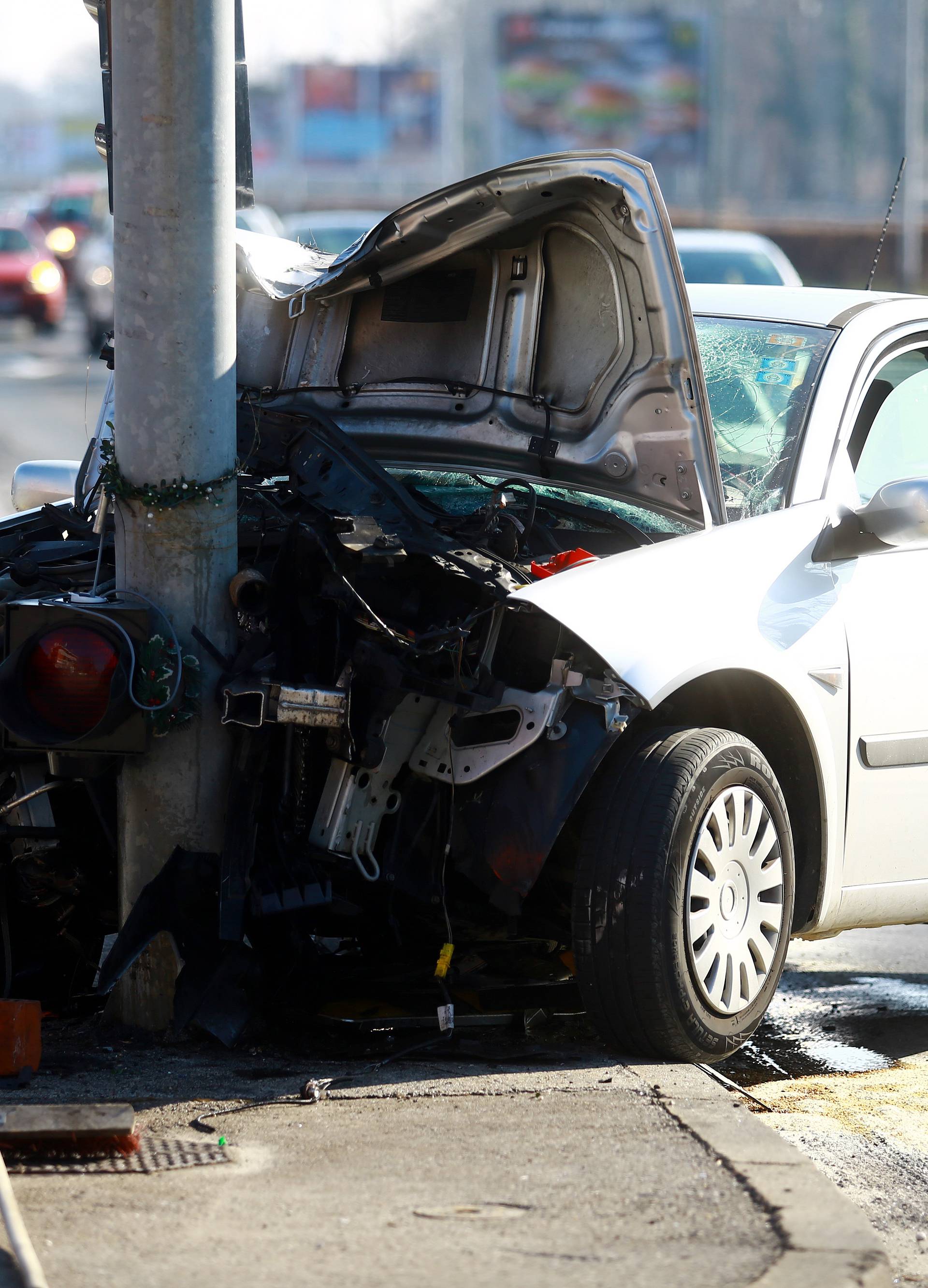 Zagreb: Automobil smrskan nakon Å¡to se zabio u stup semafora, nekoliko ozlijeÄenih