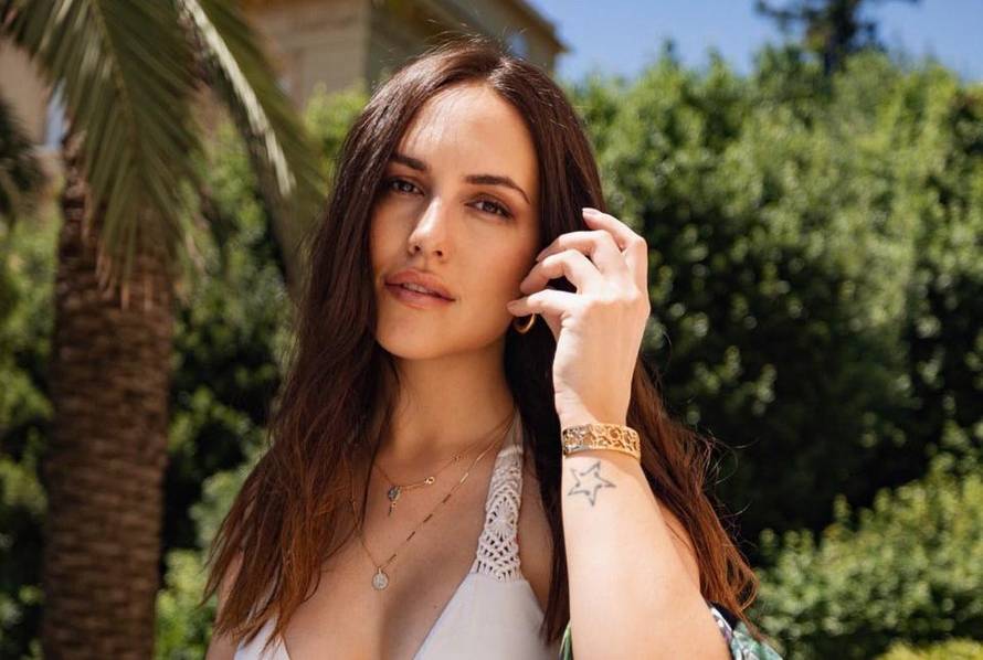 Zanosna Lana Jurčević u krevetu u donjem rublju i bez šminke