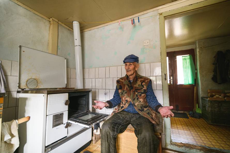 'Imam 95 godina i živim sam u selu. Prozor je moja televizija'