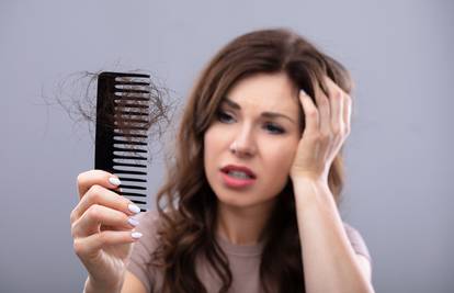 Uzroci ispadanja kose: Kada je bezazleno, a kada problem?