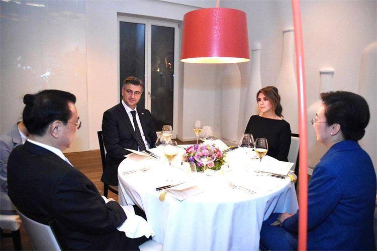 Počeli večerom: Premijeri sa suprugama izašli u restoran...
