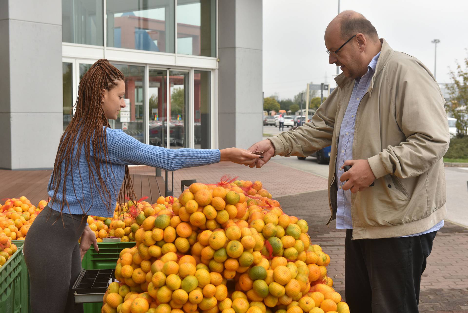 Zagreb: Prodavačica mandarina Kristina Penava ponovno prodaje mandarine na štandu 