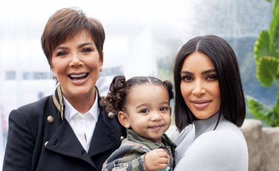 Kris Jenner je obrisala ovu fotku Kim i svoje unuke nedugo nakon objave, vidite li vi zašto?