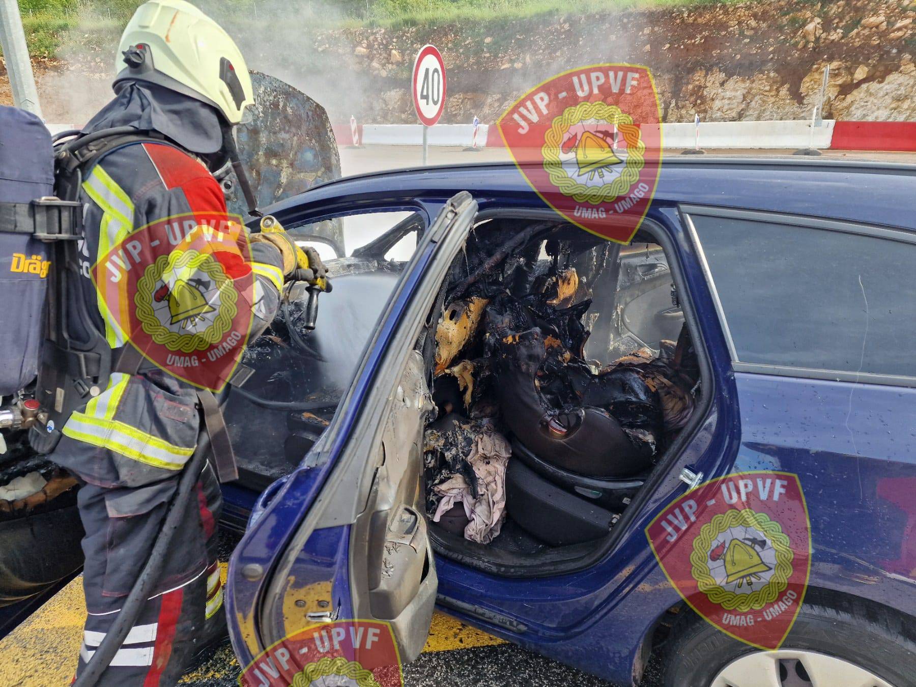 FOTO Brzom reakcijom izbjegli katastrofu: Zapalio se auto u kojem je bila slovenska obitelj