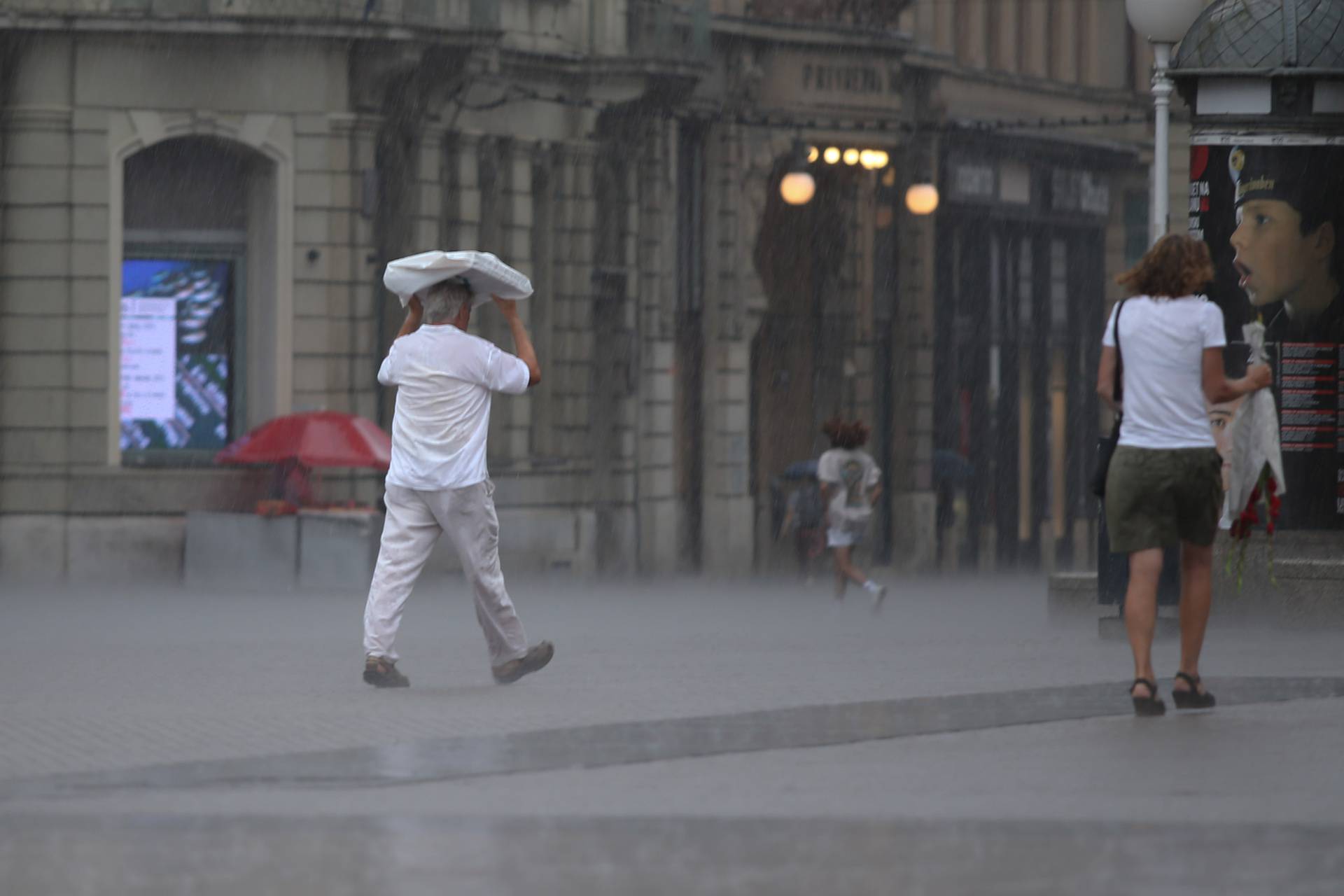 Zagreb: Osvježenje uz pljusak u centru grada