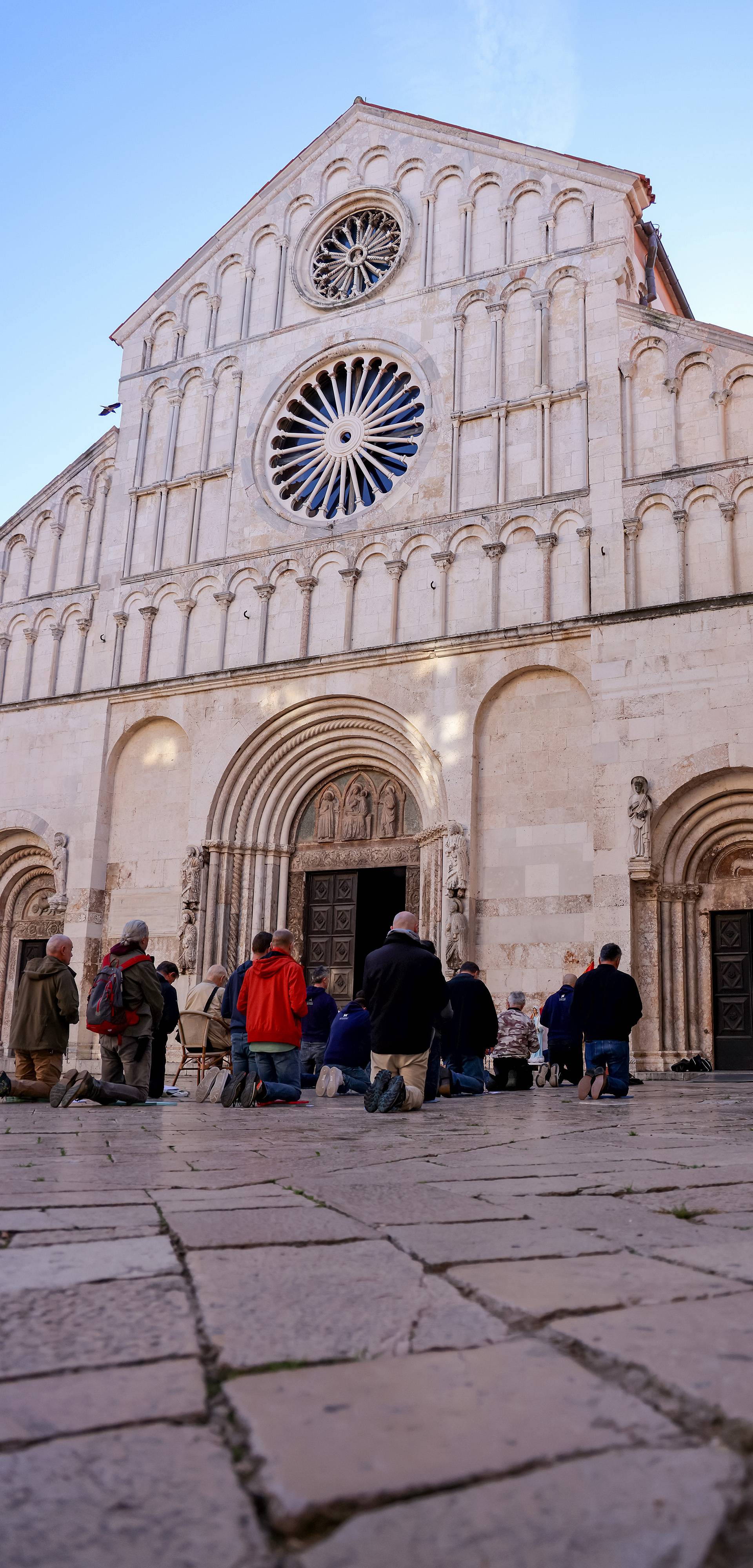 Zadar: Molitelji ispred katedrale Sv. Stošije