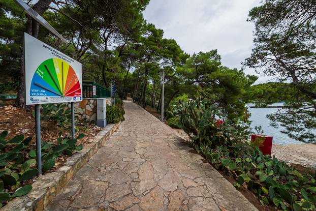 24sata: Palmižana: Reportaža o rušenju objekata Eduarda Tota Meneghella