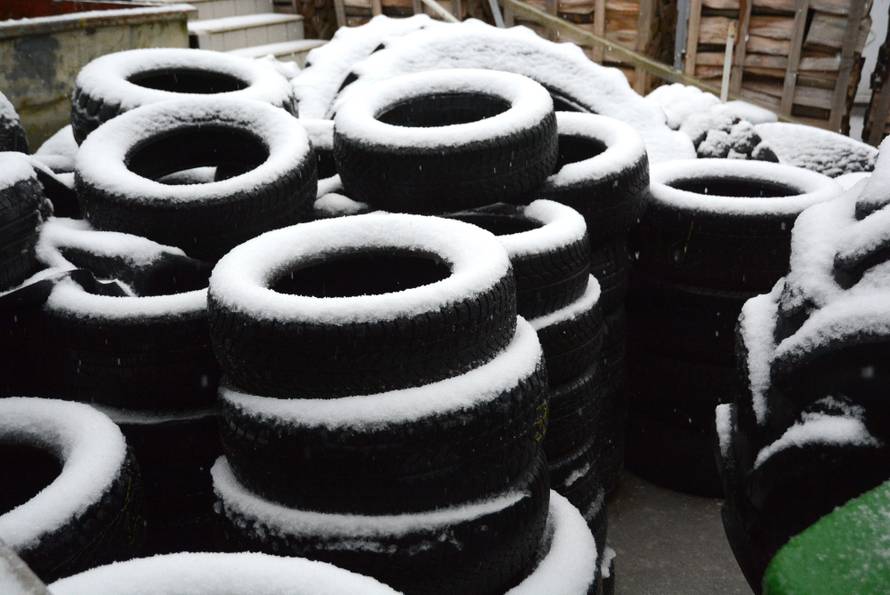 Prvi snijeg stvorio je velike guÅ¾ve kod vulkanizera pa se na izmjenu guma Äekalo po nekoliko sati