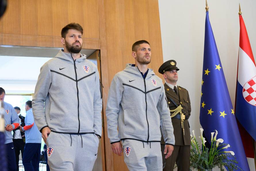 Zagreb: Predsjednik Milanović odlikovao hrvatske nogometne reprezentativce