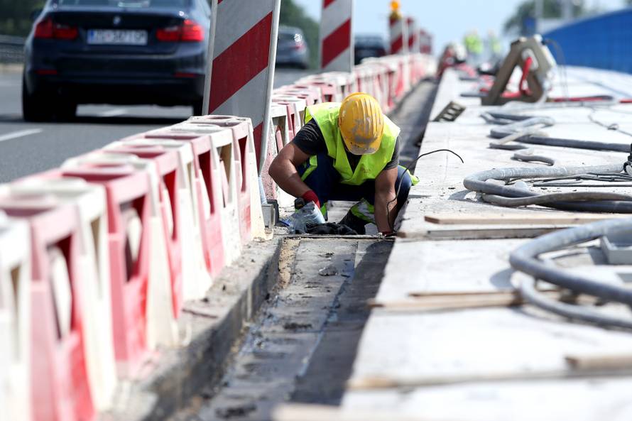 Zagreb: BandiÄ obiÅ¡ao radnike na Mostu slobode i poÄastio ih Äevapima